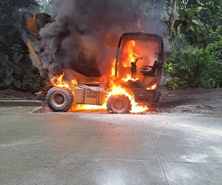 AMENAZAN A TRABAJADORES Y QUEMA MAQUINARIA AMARILLA EN BUENAVENTURA