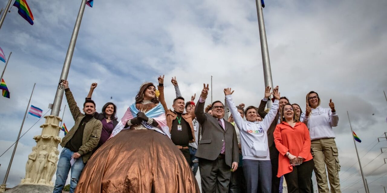 Bogotá conmemora el orgullo LGBTI+ en un acto histórico con la izada de 20 banderas en el Monumento de Banderas