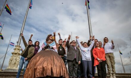 Bogotá conmemora el orgullo LGBTI+ en un acto histórico con la izada de 20 banderas en el Monumento de Banderas
