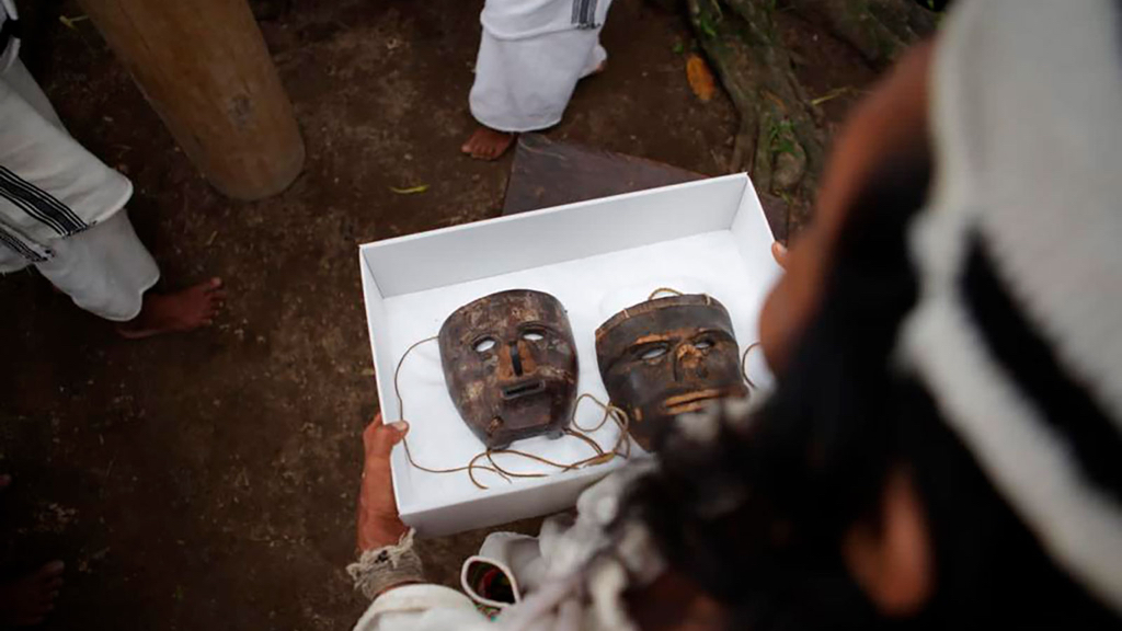 Pueblo Kogui purificó sus máscaras mágicas recuperadas de Alemania que acompañarán la construcción de la Paz Total