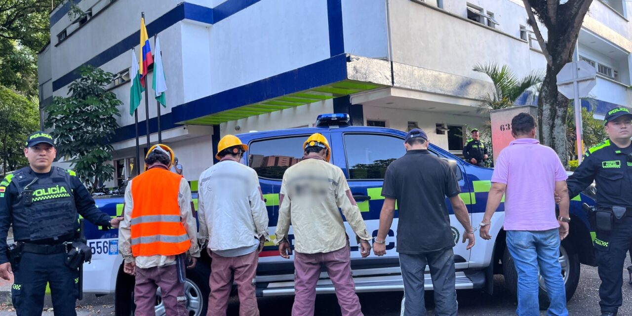 Cinco personas arrestadas por hurto con uniformes falsos de EPM en plena Avenida San Juan