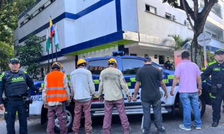 Cinco personas arrestadas por hurto con uniformes falsos de EPM en plena Avenida San Juan
