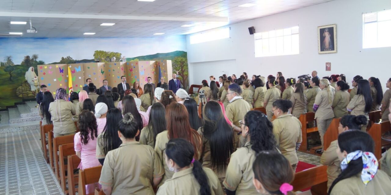 Grupo de mujeres y hombres en las cárceles El Buen Pastor y La Modelo fueron capacitados por Asobancaria
