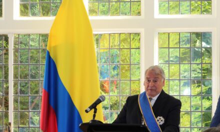 Presidente Gustavo Petro condecora a Eduardo Valencia Ospina con la Orden de Boyacá