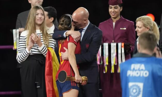 Indignación por beso no consentido del Presidente de la Federación Española de Fútbol a Jenni Hermoso, tras victoria en la copa mundial femenina