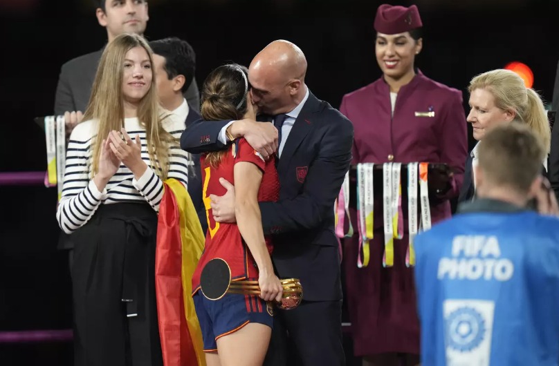 Indignación por beso no consentido del Presidente de la Federación Española de Fútbol a Jenni Hermoso, tras victoria en la copa mundial femenina