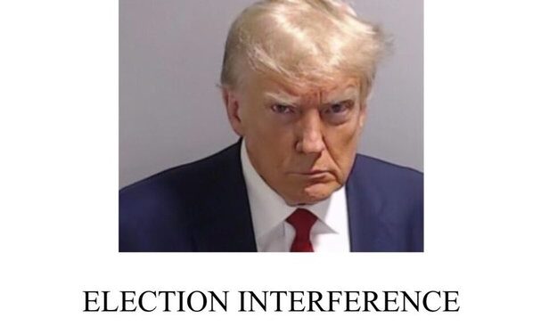 Donald Trump fue reseñado y deberá afrontar cargos por intentar anular los resultados electorales de 2020 en Georgia