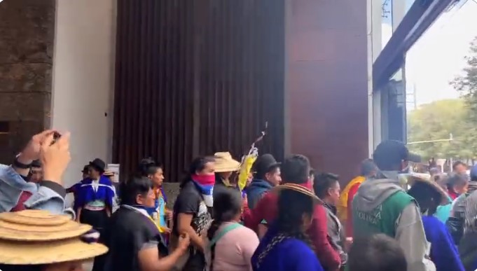 Video: Así se metieron a las instalaciones de Semana los indígenas en Bogotá