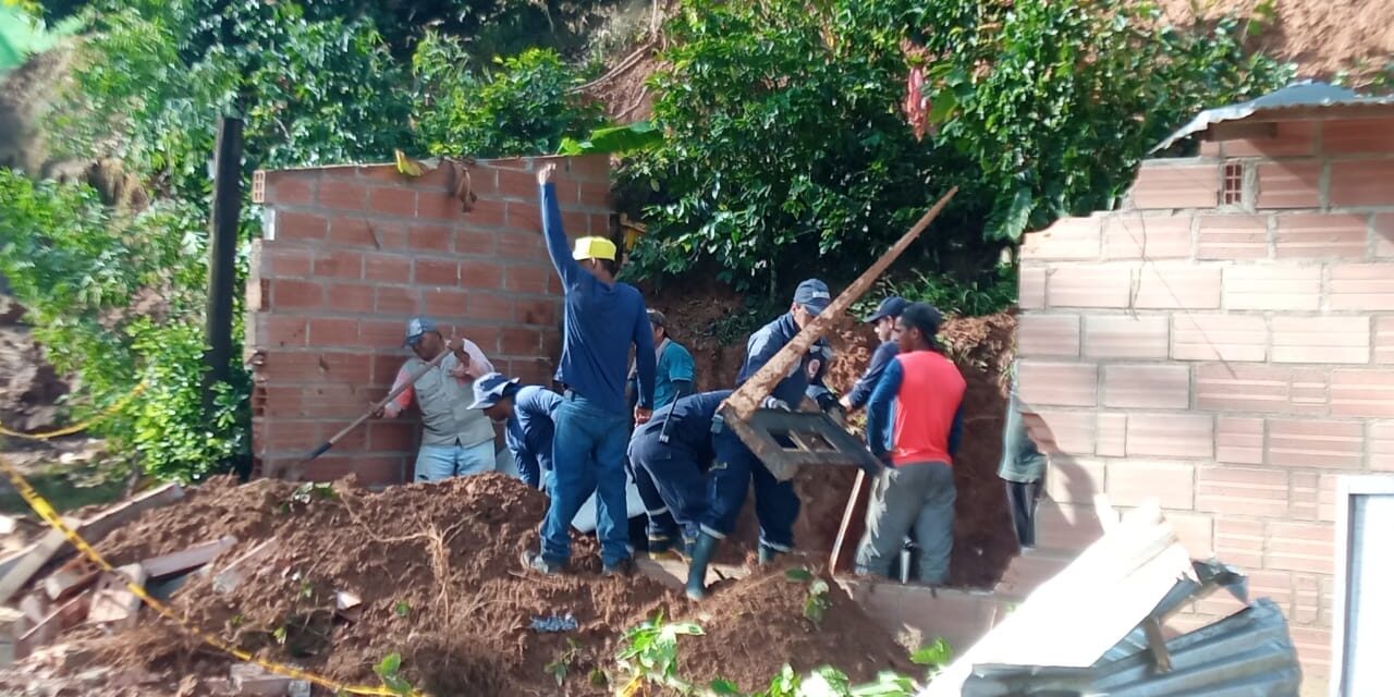 Cuatro muertos deja incendio y deslizamiento de tierra en Antioquia