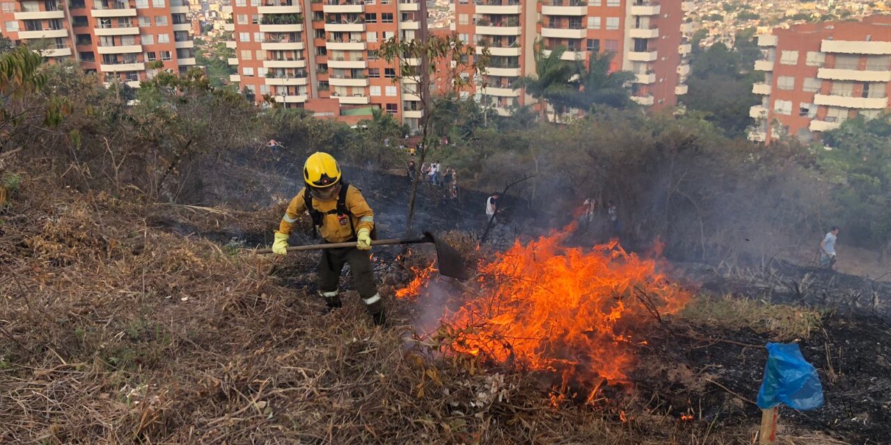 Capturan a una mujer en Cali cuando incendiaba el cerro los Cristales