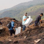 Comunidades de Cali trabajan para sanar las heridas del fuego en el cerro Altos de Menga