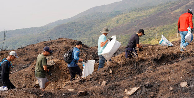Comunidades de Cali trabajan para sanar las heridas del fuego en el cerro Altos de Menga