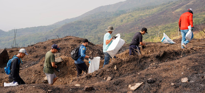 Comunidades de Cali trabajan para sanar las heridas del fuego en el cerro Altos de Menga