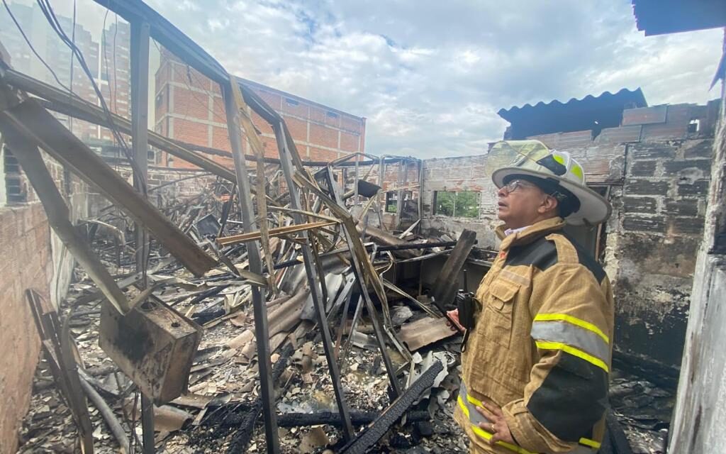 Tres locales comerciales afectados deja incendio en el sector de Naranjal de Medellín