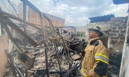 Tres locales comerciales afectados deja incendio en el sector de Naranjal de Medellín