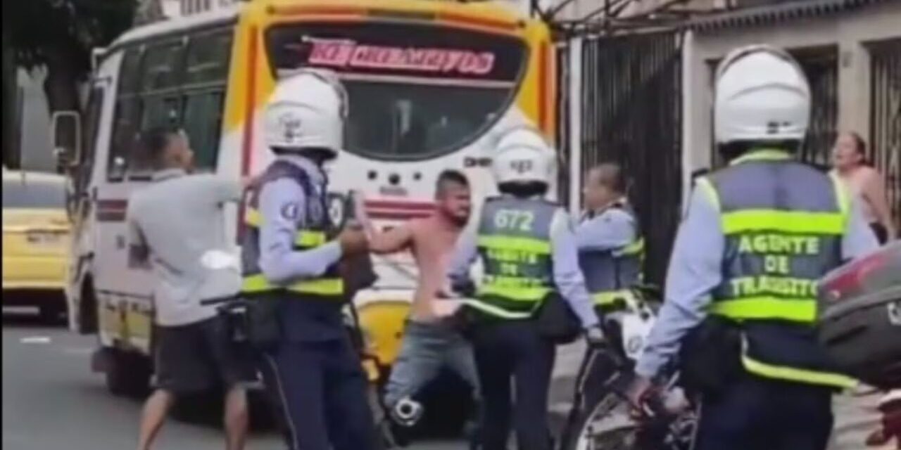 Fuerte pelea en Cali entre conductor de buseta y agentes de tránsito