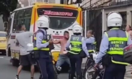 Fuerte pelea en Cali entre conductor de buseta y agentes de tránsito