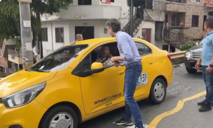 Camioneta atropella intencionalmente a Daniel Quintero en Medellín