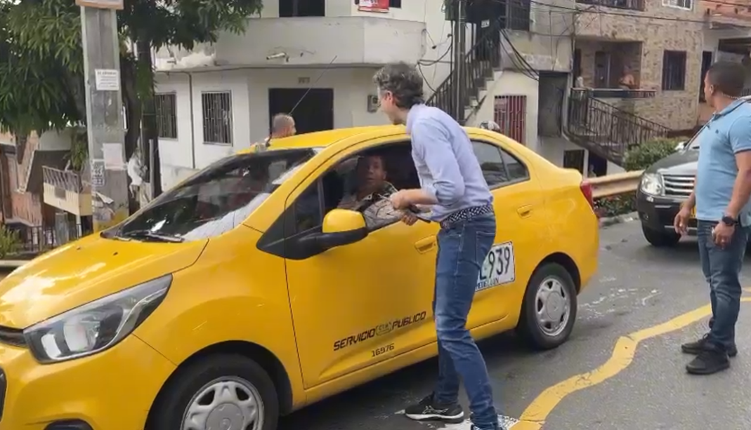 Camioneta atropella intencionalmente a Daniel Quintero en Medellín