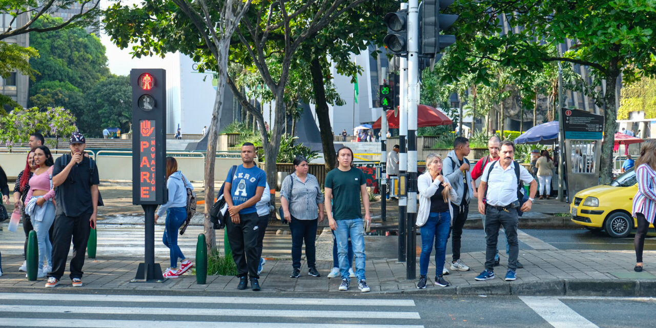 Medellín inicia piloto de semáforos inteligentes peatonales