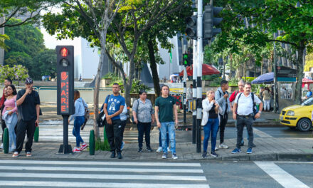 Medellín inicia piloto de semáforos inteligentes peatonales