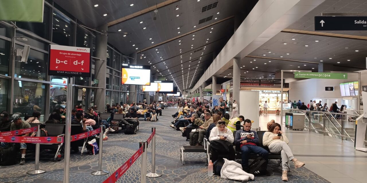 Caos en el Aeropuerto El Dorado en Bogotá: ¿Qué hay detrás de los retrasos en Avianca?