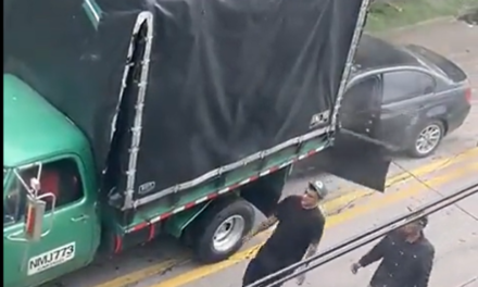 Hombre choca intencionalmente a un camión en Bogotá