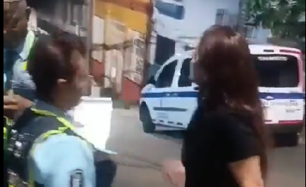 Video: Mujer en Bello insulta a agentes de transito que le detuvieron la moto