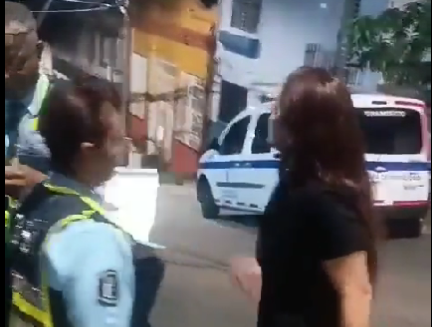 Video: Mujer en Bello insulta a agentes de transito que le detuvieron la moto