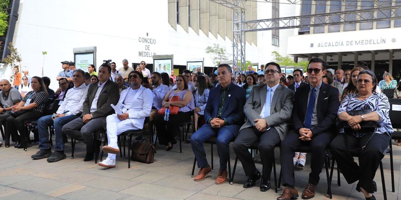 Antioquia honra a víctimas del Palacio de Justicia con un monumento