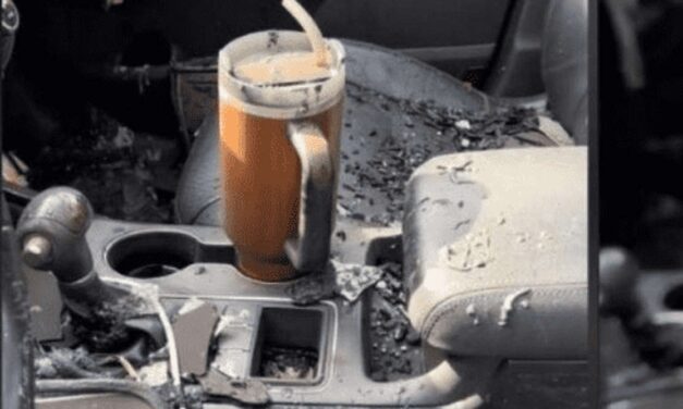 Termo de una mujer sobrevivió al incendio de su auto y la marca le regala uno nuevo