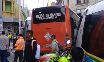 15 heridos tras colisión de tranvía con un bus