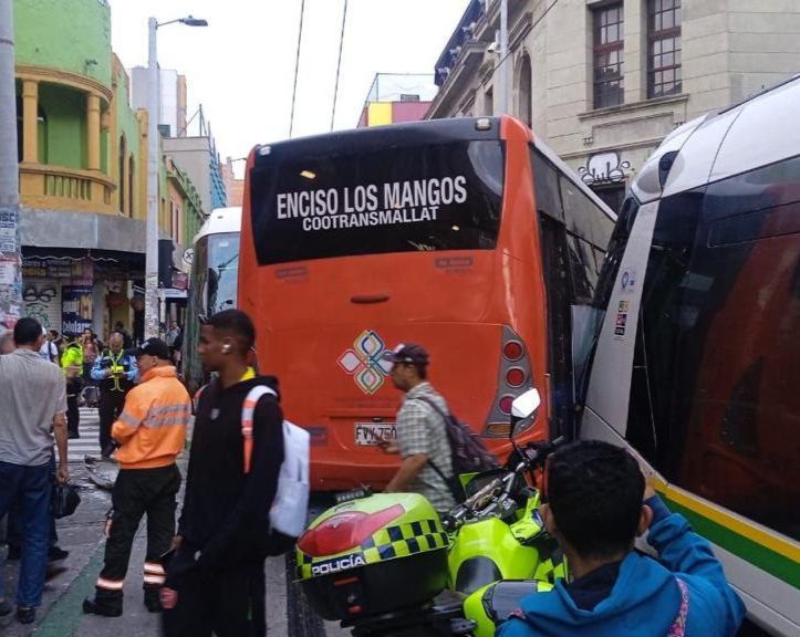 15 heridos tras colisión de tranvía con un bus