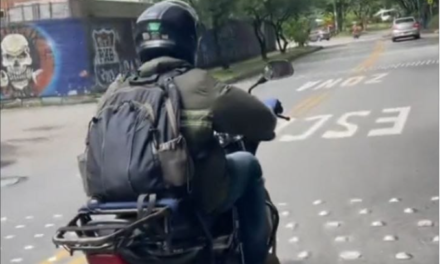Una mujer denunció en redes a presunto motociclista acosador en Medellín