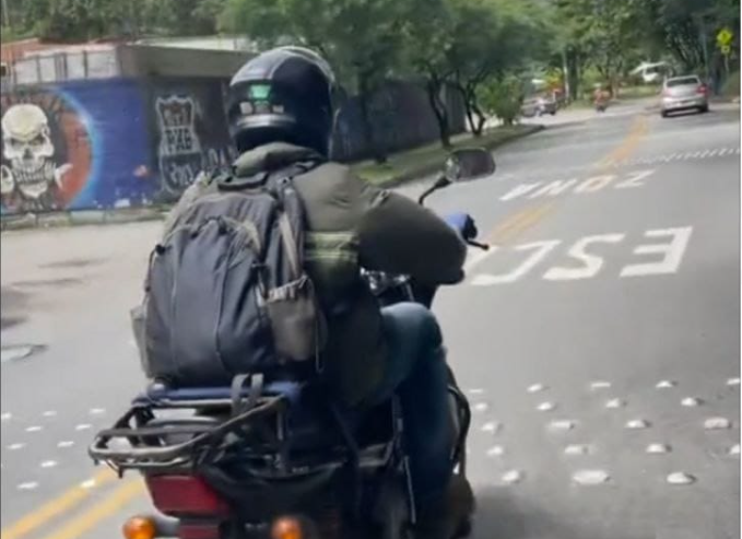Una mujer denunció en redes a presunto motociclista acosador en Medellín