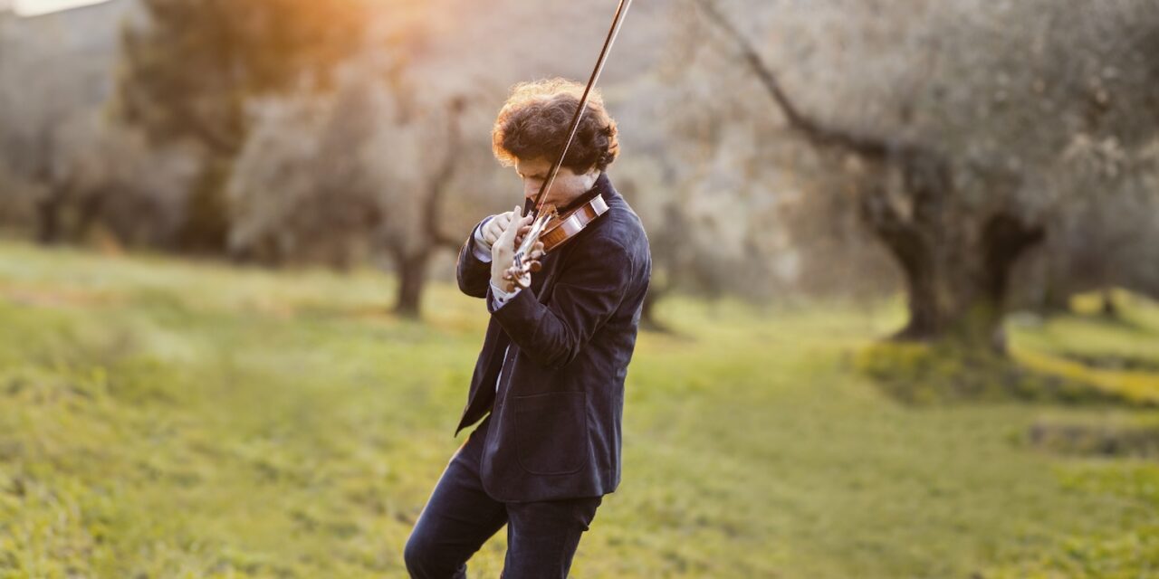 El violinista Augustin Hadelich se presenta con orquestas de renombre en todo el mundo