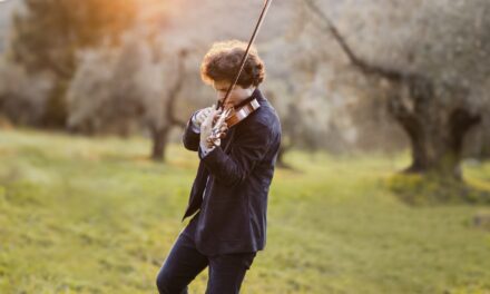 El violinista Augustin Hadelich se presenta con orquestas de renombre en todo el mundo