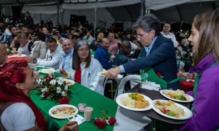 Claudia López celebra cena navideña para habitantes de calle