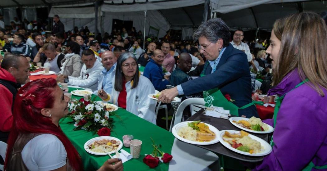 Claudia López celebra cena navideña para habitantes de calle