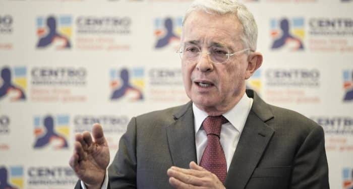 Justicia argentina solicita investigar a Álvaro Uribe por falsos positivos