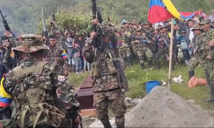 Así es el funeral de un guerrillero en el monte