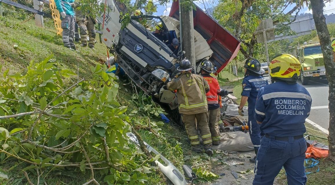 Bomberos Medellín liberan a conductor tras colisión en Los Balsos