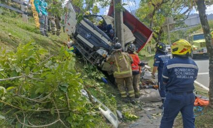 Bomberos Medellín liberan a conductor tras colisión en Los Balsos