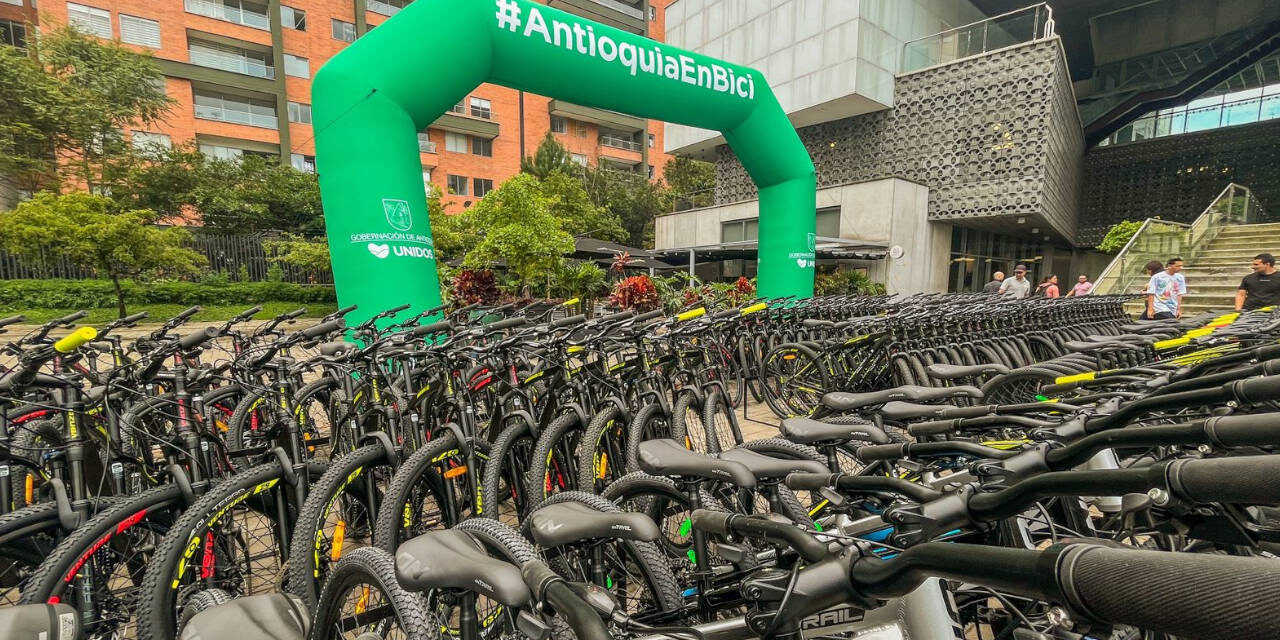 Gobernación de Antioquia entrega más de 750 bicicletas a la primera infancia