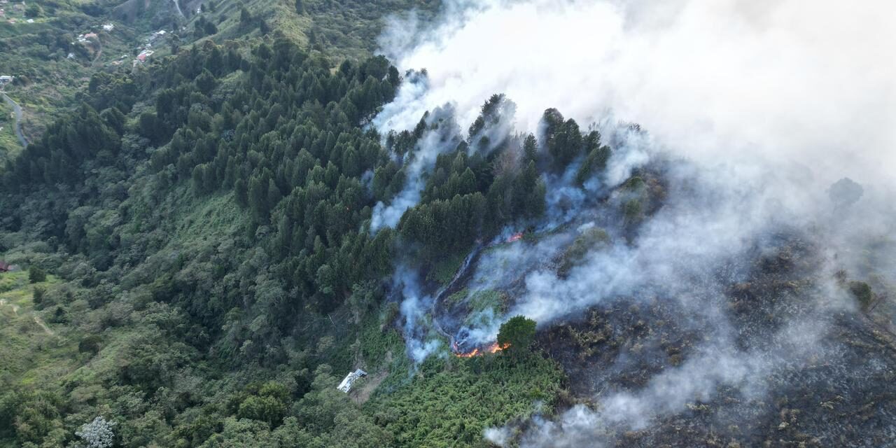 Desde temprano los bomberos de Medellín tratan de sofocar un gigantesco incendio en Santa Elena