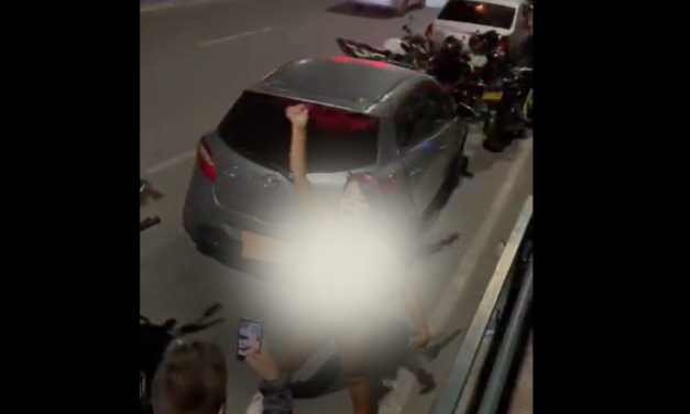 Mujer se desnudó en público durante la alborada