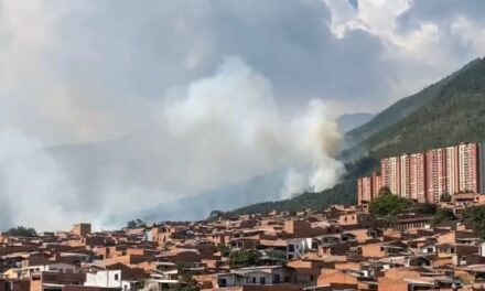 ¡Urgente! Incendio en el Cerro Quitasol de Bello, continua sin ser controlado