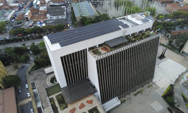 Parte de la energía del edificio de la Alcaldía de Medellín ahora funcionará con paneles solares