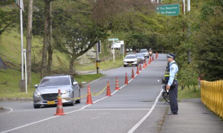 Suspenden subcomandante de tránsito por acoso en Medellín