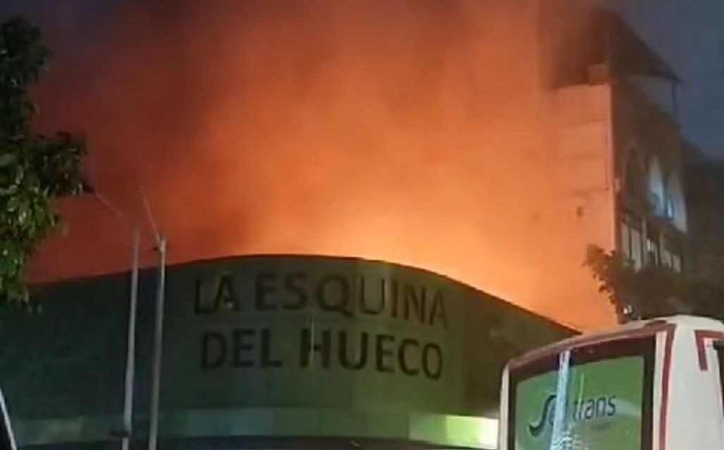 ¡Urgente! Bomberos Medellín atienden incendio estructural en el centro de la ciudad.